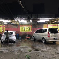 Photo taken at LOMO Car Wash - Cuci Mobil 24 Jam Jakarta by Raynalvin S. on 6/23/2021