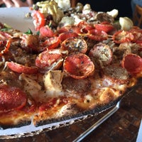 3/10/2016 tarihinde Taylor M.ziyaretçi tarafından West Crust Artisan Pizza'de çekilen fotoğraf