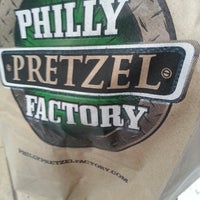 Foto tirada no(a) Philly Pretzel Factory por Robb S. em 2/15/2014