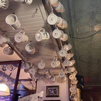 Foto tomada en Ugly Mug Bar &amp;amp; Restaurant  por Megan🍀 el 10/15/2022