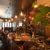Foto tirada no(a) Outpost Café and Bar por Pamela M. em 9/6/2017