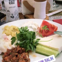 Photo taken at Mor Salkım Restaurant by Celebi on 5/4/2018