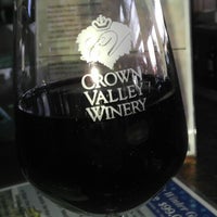 รูปภาพถ่ายที่ Crown Valley Winery โดย Kevin L. เมื่อ 2/16/2013