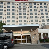 Foto diambil di Sheraton Louisville Riverside Hotel oleh james t. pada 9/18/2022