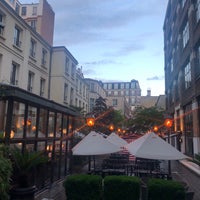 Foto diambil di Hôtel Les Jardins du Marais oleh Olav A. W. pada 6/12/2019
