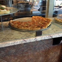 Das Foto wurde bei Vincent&amp;#39;s Pizza von Eddie am 10/24/2012 aufgenommen