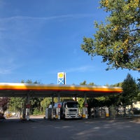Foto tirada no(a) Shell Autohof por Michael G. em 9/18/2018