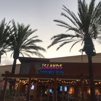Foto diambil di Islands Restaurant oleh Robin P. pada 8/17/2019