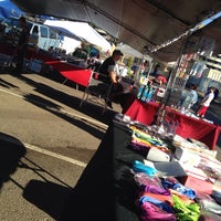 Das Foto wurde bei Qualcomm Stadium Swap Meet von Brandon M. am 11/27/2013 aufgenommen