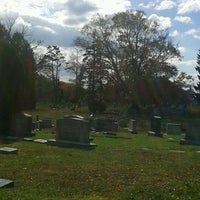 รูปภาพถ่ายที่ Lorraine Park Cemetery &amp;amp; Mausoleum โดย Bobbie D. เมื่อ 10/20/2012