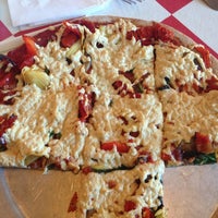 Foto tomada en Wheat State Pizza  por Sarah S. el 1/19/2013