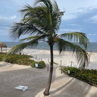 Foto diambil di Beachcomber Resort &amp;amp; Villas oleh AKB pada 6/12/2023