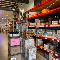 Foto tomada en Brady&amp;#39;s Wine Warehouse  por AKB el 1/7/2021