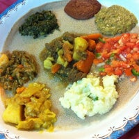 Das Foto wurde bei Meskerem Ethiopian Restaurant von Iva Z. am 10/7/2012 aufgenommen