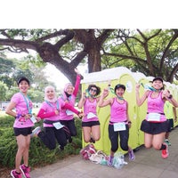 Photo taken at Standard Chartered Marathon Singapore by thalia k. on 12/7/2014