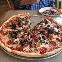 Foto tomada en Marios Pizza - W. Wendover Ave  por Lisa M. el 8/8/2017