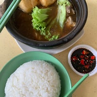 Photo taken at Hong Ji Claypot Bak Kut Teh 宏记砂煲药材肉骨茶 by Chen Shang O. on 12/9/2021