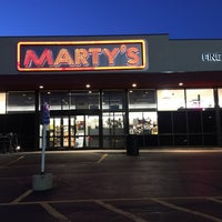 Foto scattata a Marty&amp;#39;s Liquors da Marian K. il 2/27/2016