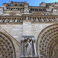 Das Foto wurde bei Kathedrale Notre-Dame de Paris von Alx R. am 10/10/2018 aufgenommen