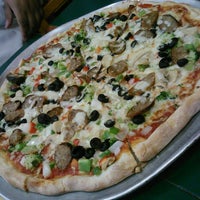 Foto tomada en Dino&amp;#39;s Pizza &amp;amp; Pasta  por The Foodie W. el 8/22/2013