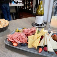 10/2/2022 tarihinde Jenny L.ziyaretçi tarafından West Coast Wine • Cheese'de çekilen fotoğraf