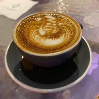 Das Foto wurde bei J Cafe Specialty Coffee von Rezgo am 11/3/2019 aufgenommen