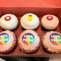 Foto scattata a Sprinkles Cupcakes da Winnie R. il 7/2/2023