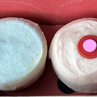 4/8/2024 tarihinde Winnie R.ziyaretçi tarafından Sprinkles Cupcakes'de çekilen fotoğraf