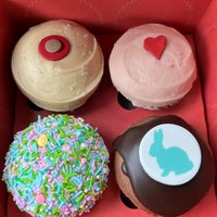 Foto scattata a Sprinkles Cupcakes da Winnie R. il 3/31/2024