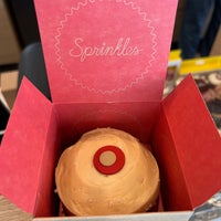 5/10/2024 tarihinde Winnie R.ziyaretçi tarafından Sprinkles Cupcakes'de çekilen fotoğraf