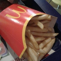 Foto tirada no(a) McDonald&amp;#39;s por Lucy H. em 9/21/2012