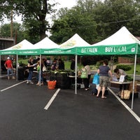 Photo taken at Norman&#39;s Farmers Market - CSA pick-up @ Ohr Kodesh Congregation by Dan H. on 6/18/2013