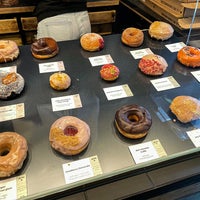Foto scattata a Crosstown Doughnuts &amp;amp; Coffee da طارق il 12/30/2022