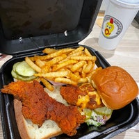 Photo taken at Dave&amp;#39;s Hot Chicken by طارق on 10/4/2021