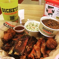 รูปภาพถ่ายที่ Dickey&amp;#39;s Barbecue Pit โดย Chris (. เมื่อ 8/25/2015