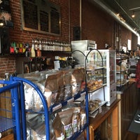 Foto diambil di Harbor Perk Coffeehouse &amp;amp; Roasting Co. oleh Cindy G. pada 8/31/2016