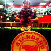 Photo prise au Standard Burger par Joe C. le9/28/2012