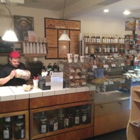 Photo prise au Royal Blend Coffee &amp;amp; Tea House par Aaron P. le10/26/2012