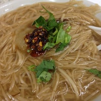 Photo taken at 兄弟蚵仔麵線 Brothers Oyster Vermicelli by Yang K. on 10/26/2013