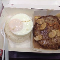 Photo taken at Jollibee by Dxtchx 앤. on 11/13/2016