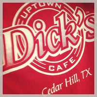 Photo prise au Dick&#39;s Uptown Cafe par J.R. A. le10/21/2013