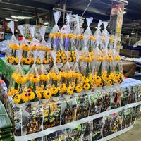 Photo taken at Yodpiman Flower Market by CashCash on 10/23/2022