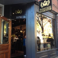 รูปภาพถ่ายที่ Goorin Brothers Hat Shop - The District โดย ᴡ E. เมื่อ 11/3/2012