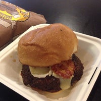 Das Foto wurde bei Grind Gourmet Burger Truck von Tracey S. am 2/20/2014 aufgenommen