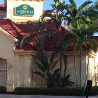 Foto tomada en La Quinta Inn &amp;amp; Suites Ft. Lauderdale Plantation  por Marian B. el 12/9/2013