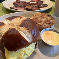 Photo taken at Snooze, an A.M. Eatery by Ricky C. on 4/5/2023