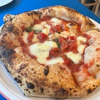 Photo prise au Pizzeria da peppe Napoli Sta&amp;#39;ca par Erik B. le5/16/2023