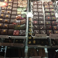 รูปภาพถ่ายที่ Lucky Chocolates, Artisan Sweets And Espresso โดย Erik B. เมื่อ 11/25/2012
