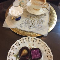 Foto scattata a Gusto Handmade Chocolate da Selim Y. il 10/31/2019