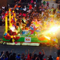 รูปภาพถ่ายที่ Fiesta Flambeau Parade 2014 โดย Robert H. เมื่อ 4/27/2014